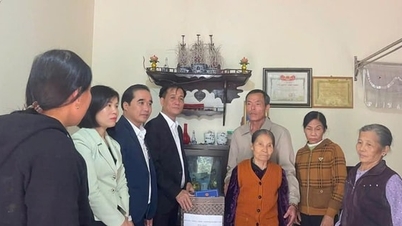 Phuc Loc beldesi, devrime değerli hizmetlerde bulunan kişileri ziyaret ederek onlara hediyeler takdim etti ve 100. yaş günlerine ulaşanları tebrik etti.