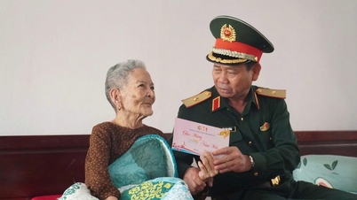 Lãnh đạo Quân khu 5 tặng quà Tết người có công và gia đình khó khăn
