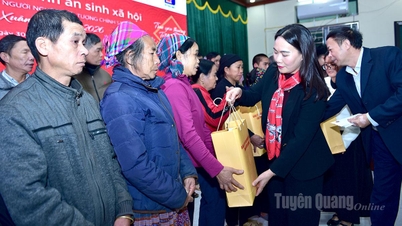 Deputy Secretary of the Provincial People's Committee Party Committee, Nong Thi Bich Hue, visited and presented Tet gifts in Bang Lang, Xuan Giang, Dong Yen, and Tien Yen communes.