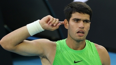 Alcaraz a vaincu Zverev après une épreuve physique exténuante, réécrivant l'histoire de l'Open d'Australie.