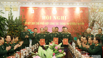 កាសែតកងទ័ពប្រជាជន និងមជ្ឈមណ្ឌលផ្សព្វផ្សាយ និងទូរទស្សន៍កងទ័ព កំពុងផ្សព្វផ្សាយរូបភាពនៃ «ទាហានកម្មករកងយោធពលខេមរភូមិន្ទ»។
