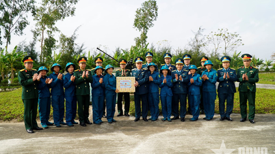Pemerintah Tentera Wilayah Hung Yen memeriksa kesiapsiagaan tempur dan menyampaikan ucapan Tahun Baru kepada Kompeni Militia Wanita.