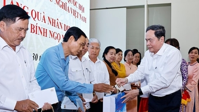 Pengerusi Dewan Undangan Negeri, Tran Thanh Man melawat dan menyampaikan hadiah kepada keluarga yang berhak mendapat dasar keutamaan di Can Tho.