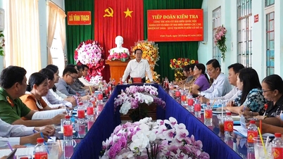 Pham Hoang Nam, az An Giang Tartományi Pártbizottság Szervezési Osztályának vezetője ellenőrzi a választási előkészületeket Vinh Trach községben.