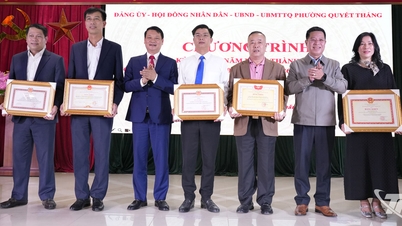 Quyet Thang Ward celebra el 96 aniversario de la fundación del Partido y resume el movimiento de emulación patriótica.