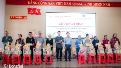 Sebanyak 420 hadiah Tet dibagikan kepada keluarga kurang mampu di komune Tan Quan dan Thuan Loi.