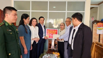 کوانگ ٹرائی صوبائی قومی اسمبلی کا وفد: قومی اسمبلی کی وائس چیئر مین Nguyen Thi Thanh کی طرف سے لاؤ باؤ کمیون کے رہائشیوں کو سینکڑوں ٹیٹ تحائف پیش کر رہے ہیں۔
