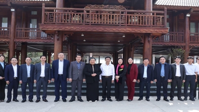 นายลัม วัน แมน ประธานคณะกรรมการกิจการชาติพันธุ์แห่งรัฐสภา เดินทางไปเยี่ยมและอวยพรปีใหม่ที่ซอนลา