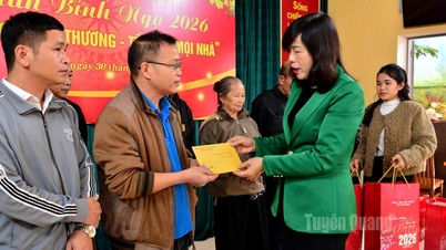 Wiceprzewodnicząca Rady Ludowej Prowincji Pham Thi Minh Xuan wręcza prezenty Tet w gminie Hung Loi.
