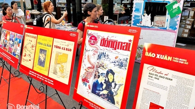 Tentoonstelling van krantenomslagen van Đồng Nai Spring van een halve eeuw geleden.