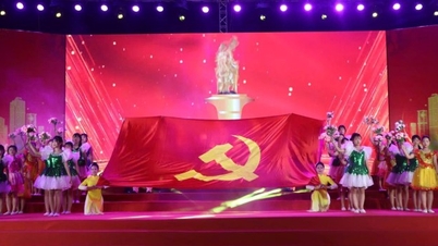 Programul artistic „Oferind Partidului Cântecele Primăverii” celebrează încheierea cu succes a celui de-al 14-lea Congres Național al Partidului.