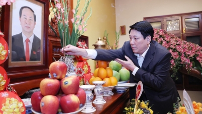 Le président Luong Cuong brûle de l'encens en mémoire des anciens dirigeants du Parti et de l'État.