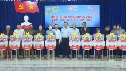 ចែកអំណោយបុណ្យតេតដល់ប្រជាជននៅឃុំកូវខយ។