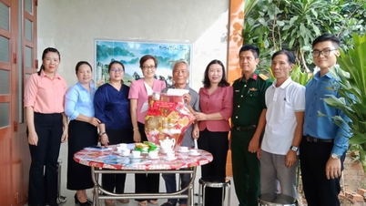 Presentando regalos a familias que reciben trato preferencial y a niños en la comuna de Thanh Hoa.