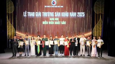 Menghargai tokoh dan karya luar biasa teater Vietnam pada tahun 2025.