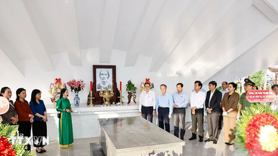 The Chairman of the National Assembly offered incense and paid respects at the tomb of Deputy Scholar Nguyen Sinh Sac in Dong Thap.