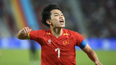 Dinh Bac fait de nouveau sensation sur Internet après avoir reçu une distinction spéciale de la part de l'AFC, et Nhat Minh a déclaré qu'il était très heureux.