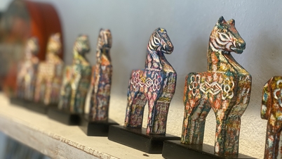 Kagumi 28 variasi maskot Tahun Kuda yang berbeza dari kampung Củi Lũ.