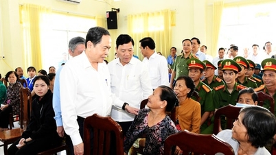 National Assembly Chairman Tran Thanh Man presents gifts to families receiving preferential treatment and poor households in Dong Thap.