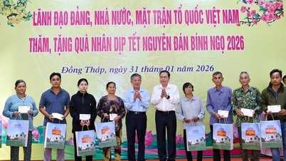 National Assembly Chairman Tran Thanh Man presents gifts to families receiving preferential treatment and poor households in Dong Thap province.