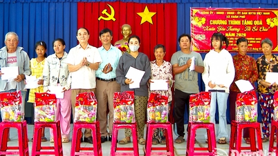 Akhbar Dong Nai dan Stesen Radio & Televisyen mempersembahkan hadiah Tet di komune Xuan Phu.