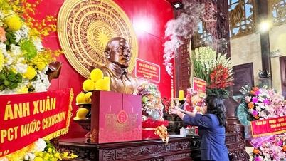 Wakil Presiden Vo Thi Anh Xuan mempersembahkan dupa kepada Presiden Ton Duc Thang.