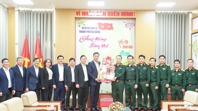 City leaders extend New Year greetings to military units in Da Nang.