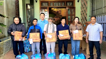 40 bungkusan hadiah Tet (Tahun Baru Cina) telah diberikan kepada penduduk di kawasan penanaman herba perubatan di A Luoi.