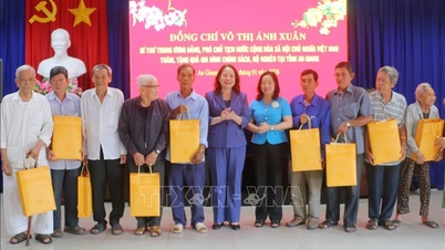Wakil Presiden Vo Thi Anh Xuan berkunjung, memberikan hadiah, dan menyampaikan ucapan selamat tahun baru di An Giang.