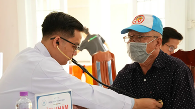 Vinh Long'da 1.500 kişiye Tet hediyeleri dağıtıldı ve ücretsiz sağlık kontrolü yapıldı.