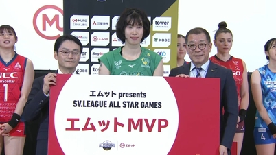 Thanh Thúy átveszi a legjobb sportolónak járó díjat egy különleges japán mérkőzésen.