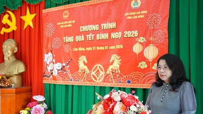 สมาชิกสภาแห่งชาติมอบของขวัญวันตรุษจีนให้แก่คนงานในนิคมอุตสาหกรรมฟานเถียตและฮัมเกียม 2