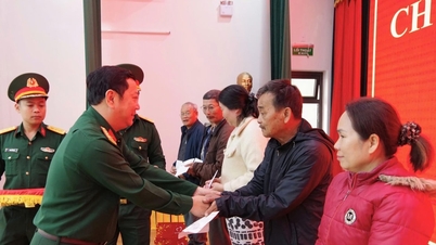 Trao quà Tết cho người dân các phường Ngũ Hành Sơn và Hòa Xuân