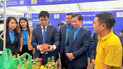 “ຕະຫຼາດນັດເຕັດຂອງສະຫະພັນກຳມະບານ” ເປັນເຫດການທີ່ອົບອຸ່ນຫົວໃຈ, ແຜ່ຄວາມສຸກໃຫ້ແກ່ກຳມະກອນໃນນະຄອນຫຼວງຮ່າໂນ້ຍ.