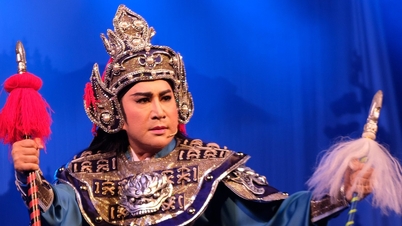 Seniman Kim Tu Long membuka kelas pelatihan untuk aktor Cai Luong (opera tradisional Vietnam).