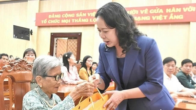 Wakil Presiden Vo Thi Anh Xuan mengunjungi dan memberikan hadiah kepada keluarga yang menerima perlakuan istimewa dan para pekerja di An Giang.
