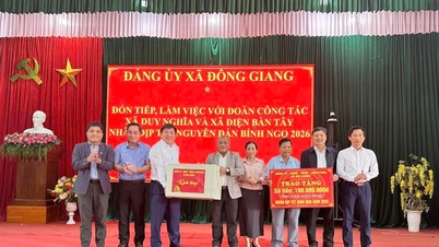 Hai xã Duy Nghĩa và Điện Bàn Tây tặng quà Tết xã kết nghĩa Đông Giang