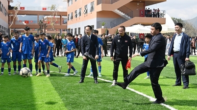 Savunma Bakanı ve Kamu Güvenliği Bakanı, öğrencilere futbol yeteneklerini sergilediler.