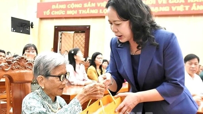Wakil Presiden Vo Thi Anh Xuan mengunjungi dan memberikan hadiah Tet di An Giang.