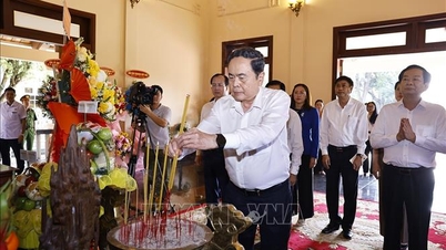 ທ່ານປະທານສະພາແຫ່ງຊາດ ເຈິ່ນແທງເໝິນ ໄດ້ຖະຫວາຍທູບທຽນເພື່ອລະນຶກເຖິງບັນດາຜູ້ນຳຂອງພັກ ແລະ ລັດ.