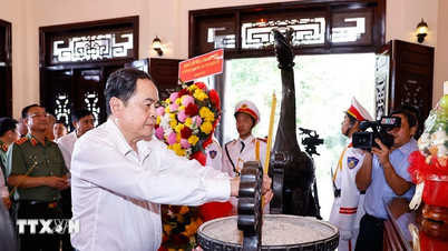 El presidente de la Asamblea Nacional, Tran Thanh Man, ofrece incienso en memoria de los antiguos líderes.