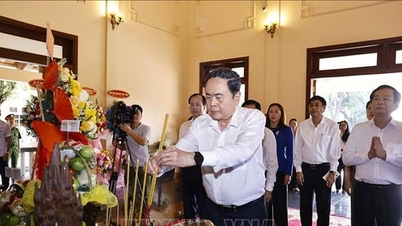 El presidente de la Asamblea Nacional ofreció incienso en memoria del presidente del Consejo de Ministros, Pham Hung, y del primer ministro, Vo Van Kiet.