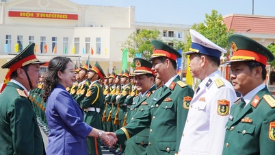 Wakil Presiden Vo Thi Anh Xuan mengunjungi dan menyampaikan ucapan selamat Tahun Baru di Markas Komando Militer Provinsi An Giang.