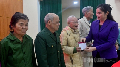 Zástupce vedoucího provinční delegace poslanců Národního shromáždění Ma Thi Thuy předává dary Tet v obcích Hung Duc a Nhu Khe.