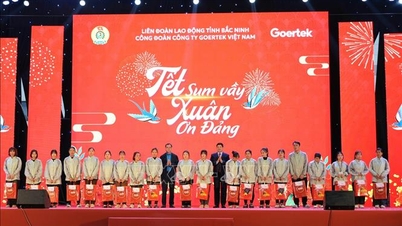 Geschenke an benachteiligte Arbeiter in Bac Ninh verteilen.