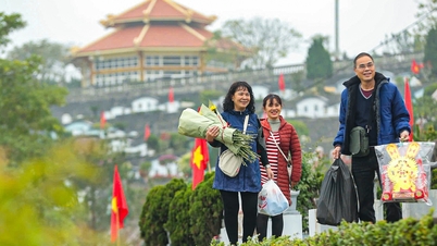 As the 15th day of the 12th lunar month approaches, many families in Hanoi gather to visit their ancestral graves at the end of the year.