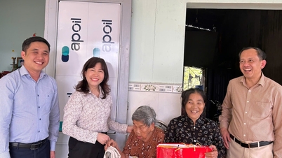 Ms. Ha Thi Hanh, Vice Chairwoman of the Vietnam Fatherland Front Committee of Lam Dong province, visited and presented Tet gifts to policy beneficiary families and disadvantaged households.