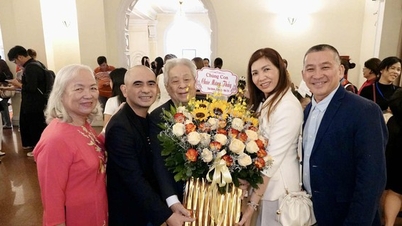 Komposer Duc Tri menghadiri anugerah "Mai Vang" dan memberikan pelukan tahniah kepada mentornya, komposer Cao Van Ly.