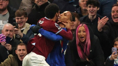 Obránce West Hamu se vrhá na „hvězdu“ Chelsea a chytá ho pod krkem.