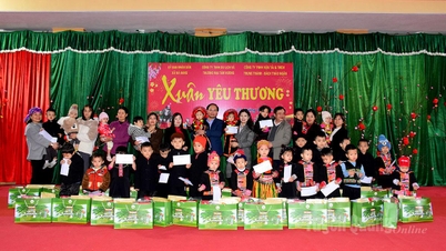 ຂອງຂວັນປີໃໝ່ 30 ໜ່ວຍໄດ້ມອບໃຫ້ແກ່ນັກຮຽນຢູ່ໂຮງຮຽນອະນຸບານ ແທ່ງເຕືອງ.